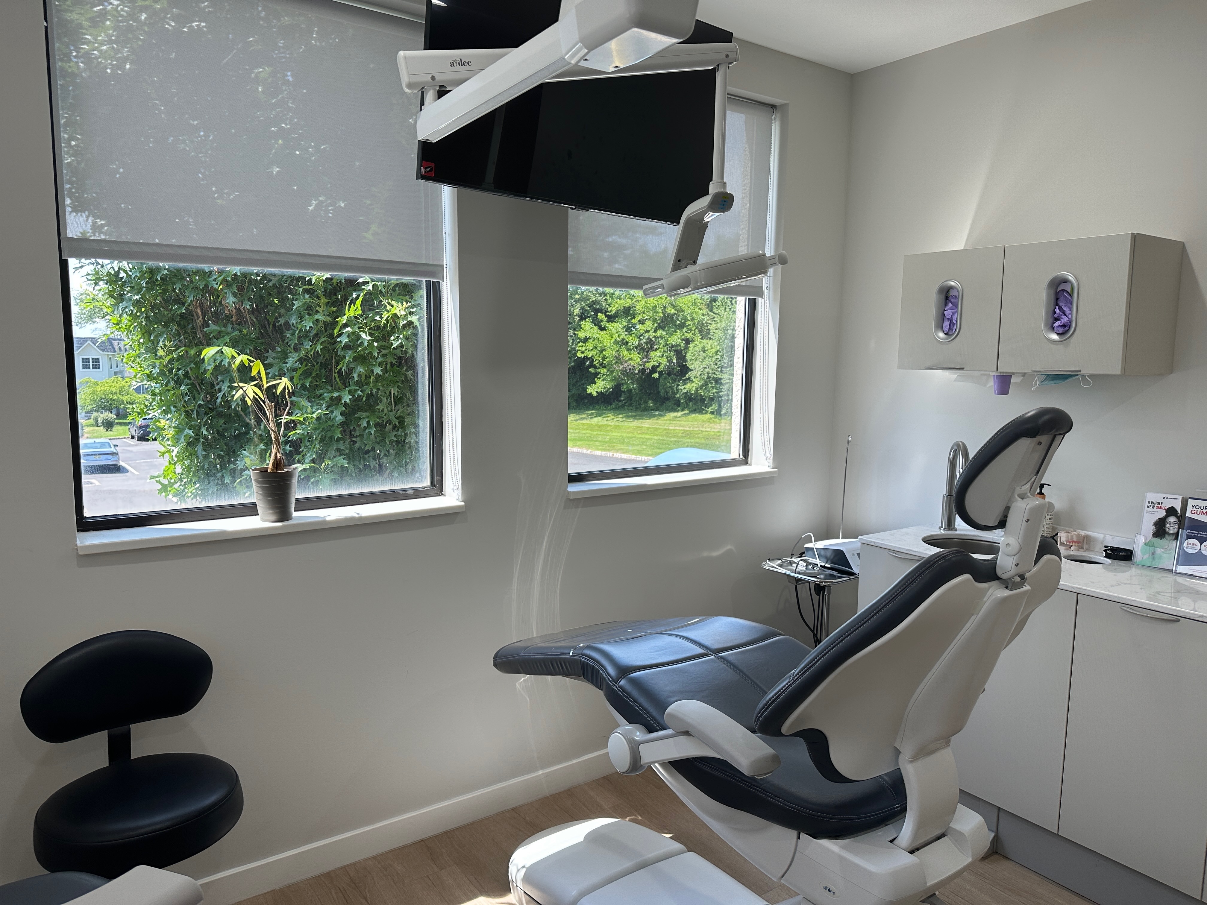 Comfortable treatment suite at Somerset Periodontics